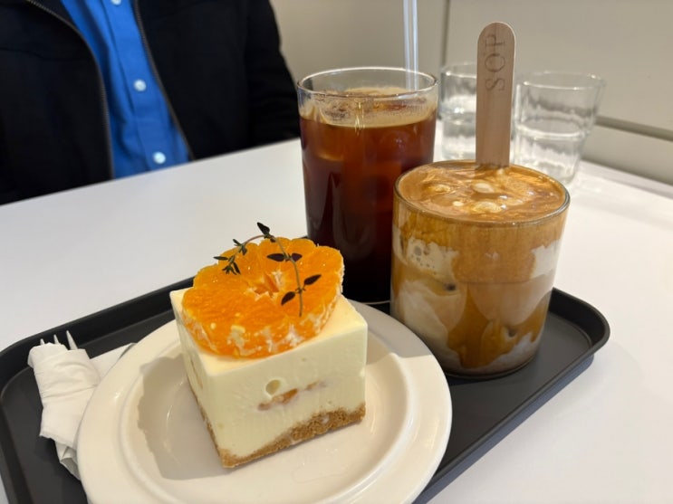  [홍대카페] 네모난 치즈케이크가 맛있었던, 디저트맛집 솝커피(SOP)