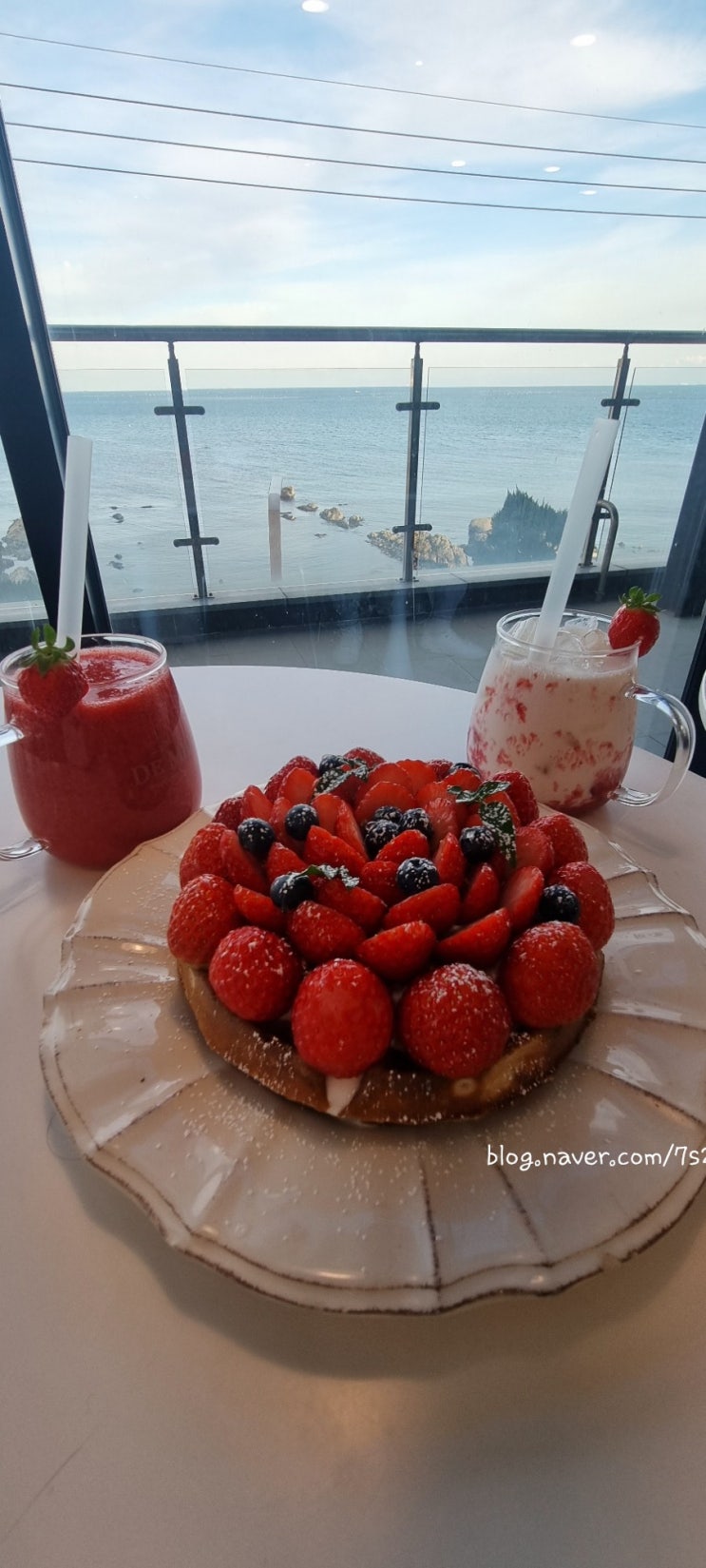  부산 기장 오션뷰카페 대형카페 딸기 와플 맛집 드메르