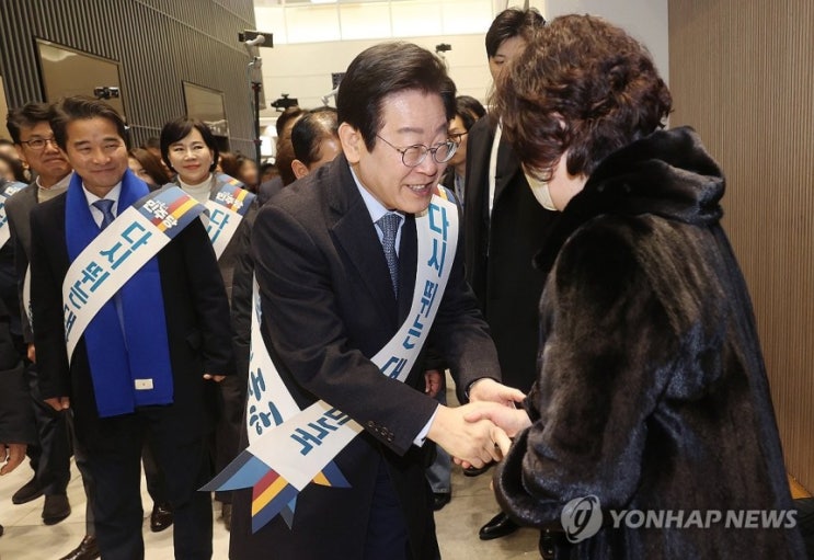 이재명, 사실상 조기대선 모드…성장론 기치·文예방 통합행보 이재명, 사실상 조기대선 모드…성장론 기치·文예방 통합행보