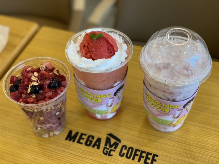  메가MGC커피 딸기 신메뉴 젤라또 퐁당 프라페 메가베리 아사이볼 먹어보기