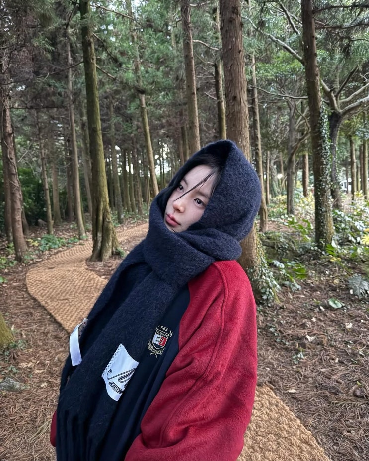  감싸도 감춰지지 않은 아름다움이 빛나는 배우 신수현의 데일리룩과 함께한 타미 힐피거 바시티 여자 자켓 코디