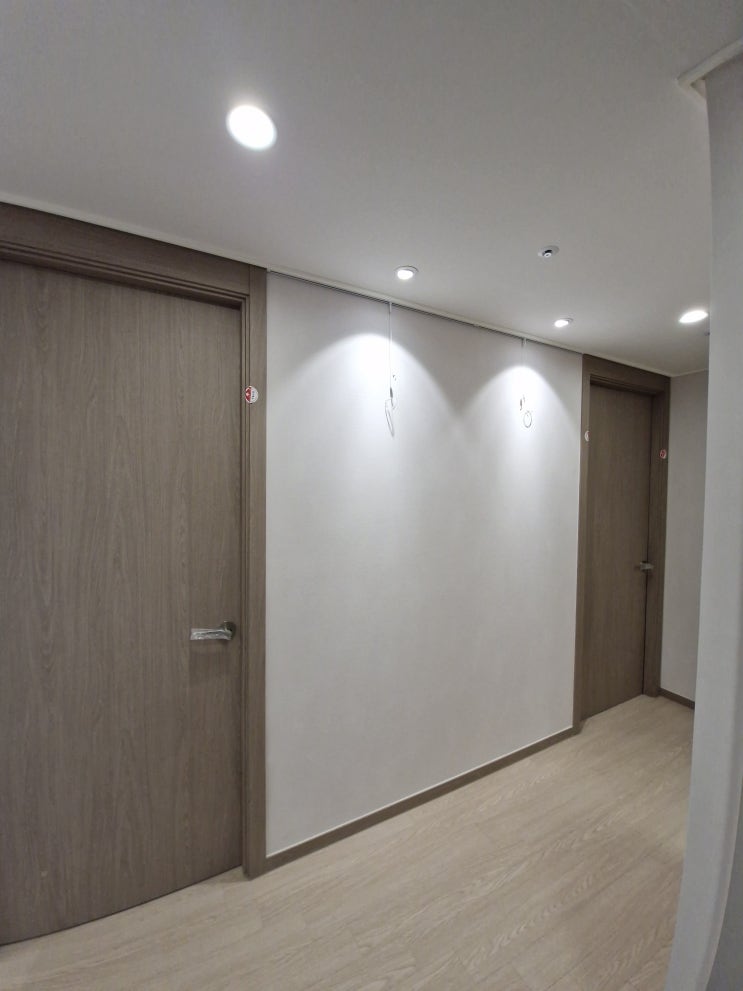  강남아파트현관입구그림설치 레일와이어방법