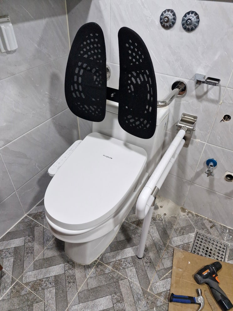  안전한화장실 변기손잡이와등받이 설치이야기