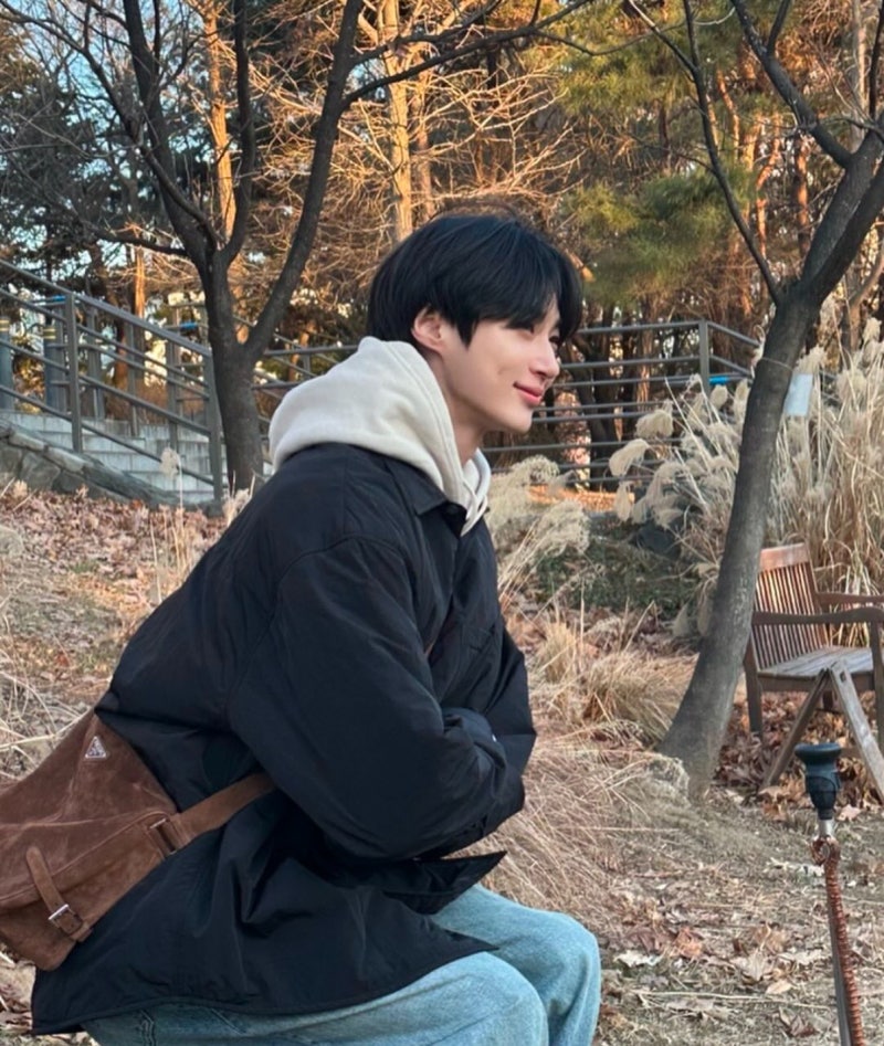 화제성 1위 변우석 프라다 가방 들고 설레는 남친 모먼트