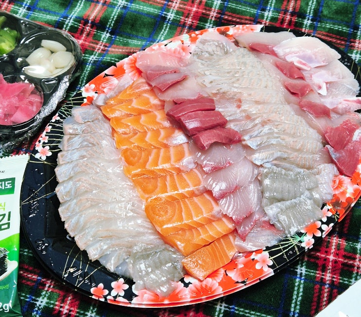 태안 안면도 횟집 청춘수산 고소한 기름을 머금은 통통한 방어회 맛집
