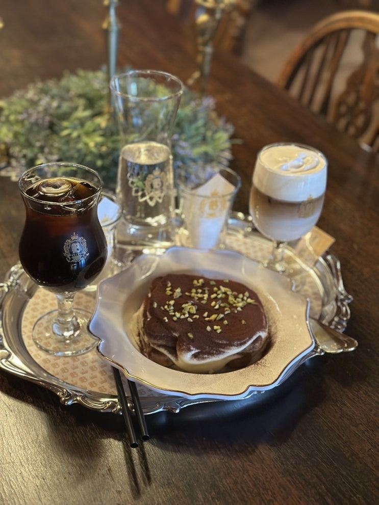  성수동 영동대교 북단 앤틱 카페 브루크 티라미수 아인슈페너 맛집