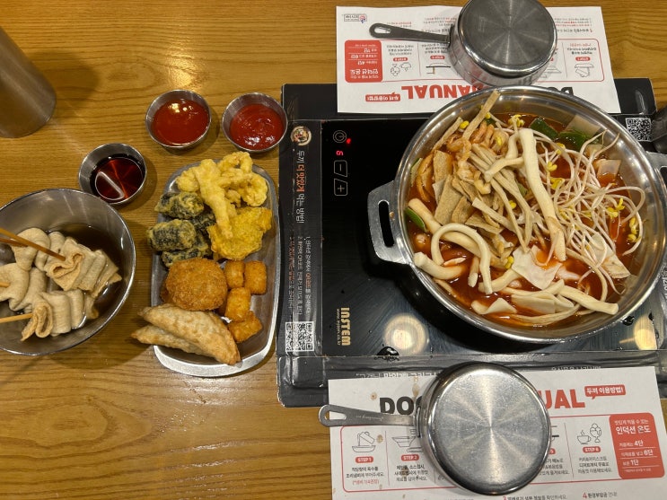  서울 중구 명동에서 중국인 손님들이 단체로 찾는 떡볶이 무한리필 <두끼 명동역점>