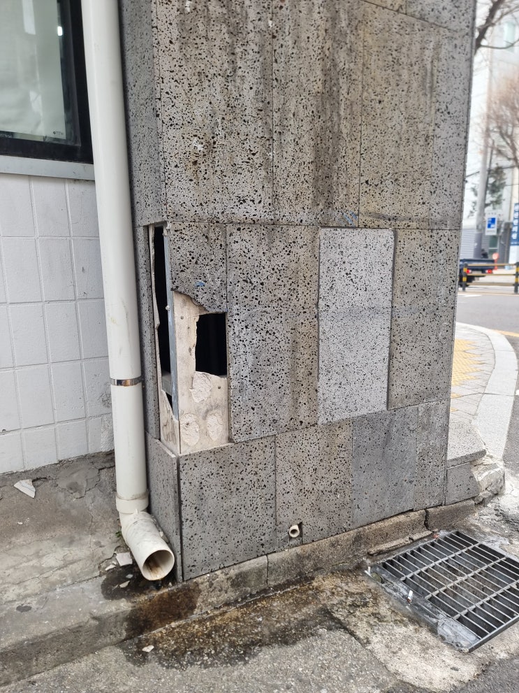  부서지고 깨진 현무암 대리석 외벽 깔끔하게 완벽 교체 시공