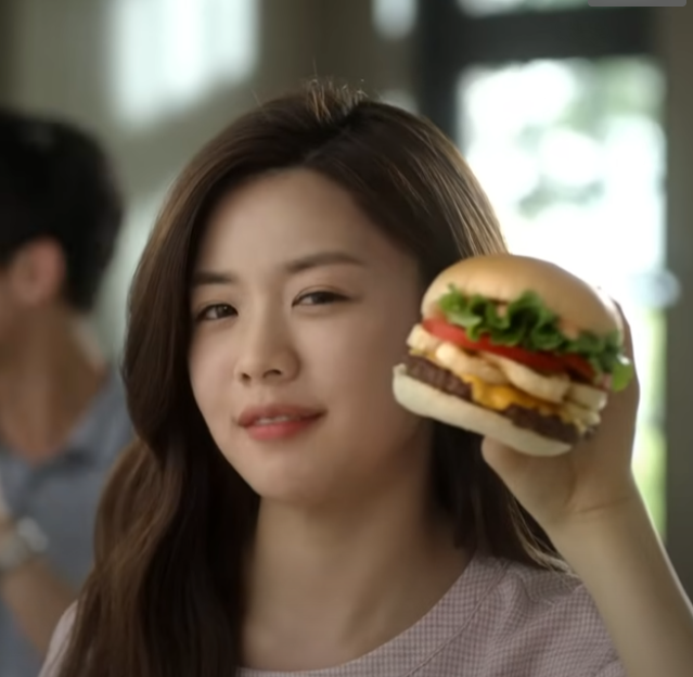 고윤정, 8년 전 롯데리아 모델 시절 화제.jpg