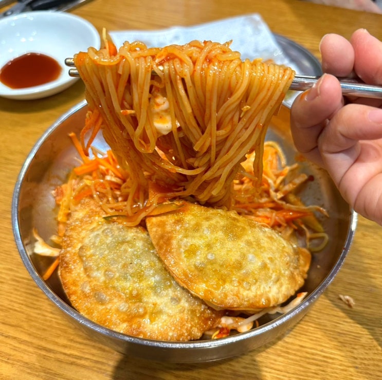  북촌손만두 찰떡 궁합인 군만두와 쫄면!