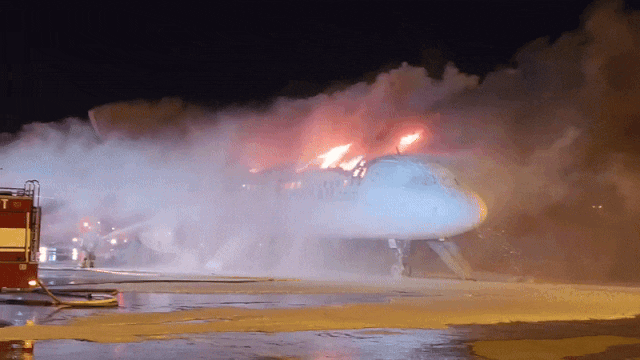 <b>김해공항</b>서 <b>에어부산 항공기 화재</b>…176명 전원대피(2025)