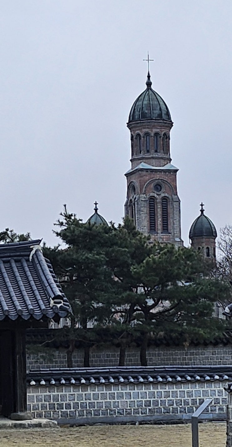  전주한옥마을과 천주교성지 전동성당의 동서양이 어우러진 멋진  공간