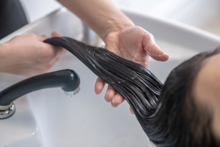  홍제역 미용실과 알아보는 겨울철 모발 관리법