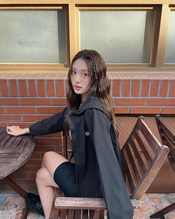  애슬레저룩의 정석을 보여준 이지연의 센스 넘치는 세르지오타키니 경량 여자 바람막이 자켓 코디 알아보기