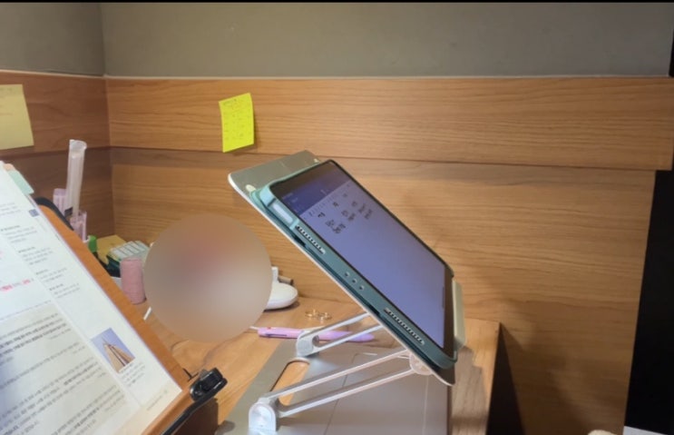  이거쓰고 거북이 목 집 들어갔습니다. 노르잇 거치대