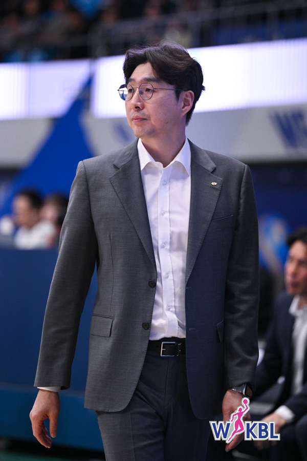 [WKBL] KB 김완수 감독 "Glee 합창단의 훈남 선생님" (부제... 