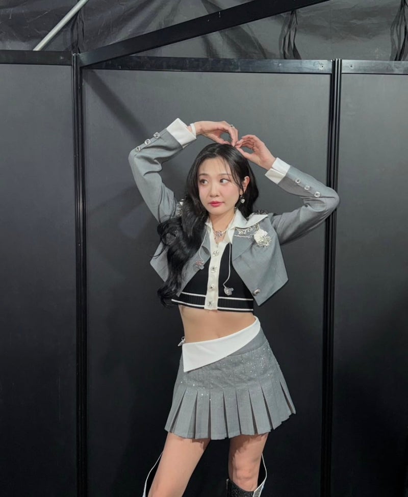 볼빨간사춘기 안지영 그레이 셋업 입고 아찔한 허리 꿀벅지 과시 프로필 나이 학벌