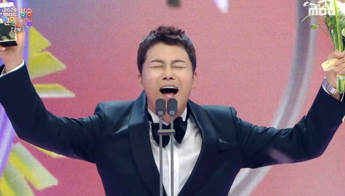 <b>전현무</b>, <b>유재석</b> 20번째 막고 3번째 MBC 연예<b>대상</b> <b>대상</b> 수상... 