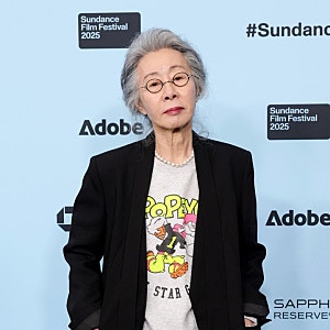 MZ들이 따라 하는 77세 윤여정 패션, 와일드 동키 뽀빠이 맨투맨(스웨트셔츠)에 진주 목걸이 ....