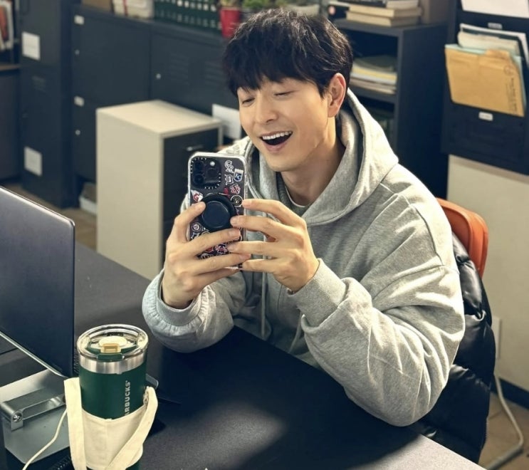 <b>정성일</b>, 디즈니+ ‘<b>트리거</b>’에서 한계 없는 <b>연기</b> 변신!