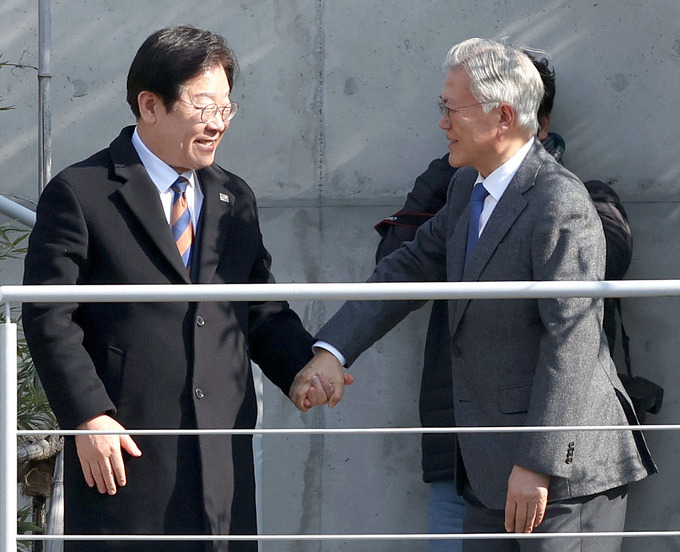 [속보] <b>문재인</b> “민주당과 <b>이재명 통합</b> 행보 잘 보여주고 있다”