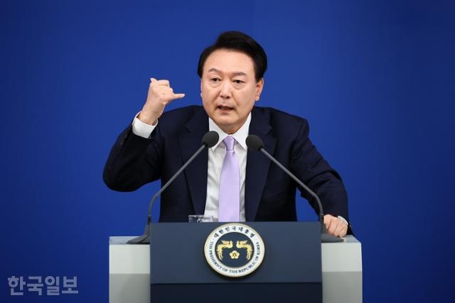 불법 <b>계엄</b> 사태, 윤석열 대통령 <b>통화</b> 내역 확보 실패와 <b>경찰</b>... 