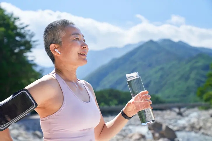 50대 이후, 물 마시는 법! 건강한 수분 보충을 위한 꿀팁 잘못된 습관들은? 50대 이후, 물 마시는 법! 건강한 수분 보충을 위한 꿀팁 잘못된 습관들은?