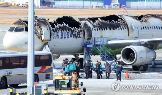 에어부산 <b>여객기 기내 화재</b>… 보조배터리 원인 가능성 커