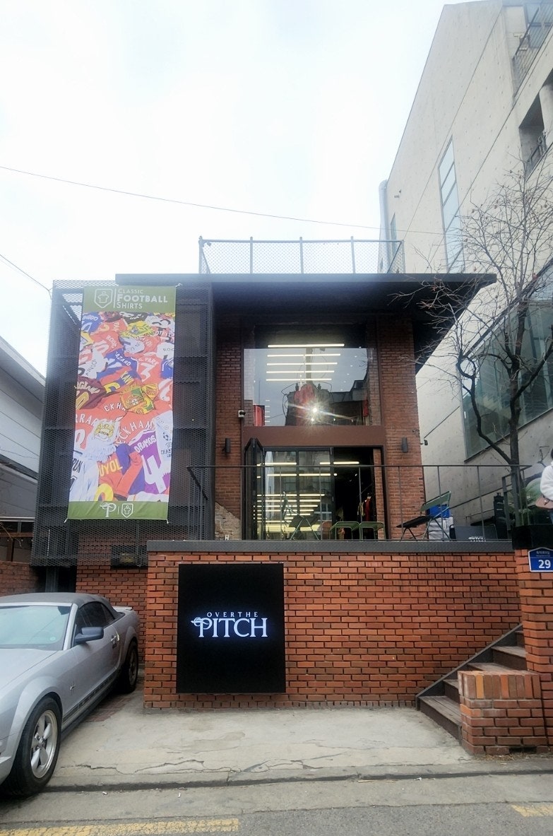 매장인데 문화공간같은 상수동 ‘오버더피치’ (리버풀 자켓구입)