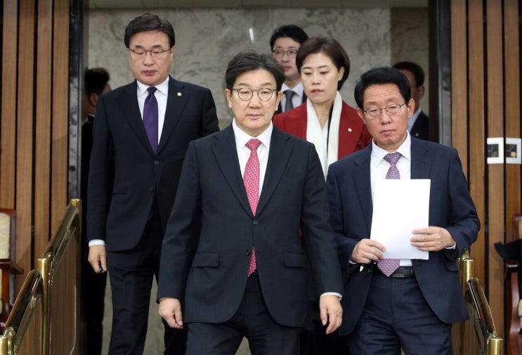 <b>권성동 원내대표</b>, 민주당과 헌법재판소의 유착 의혹 제기... 