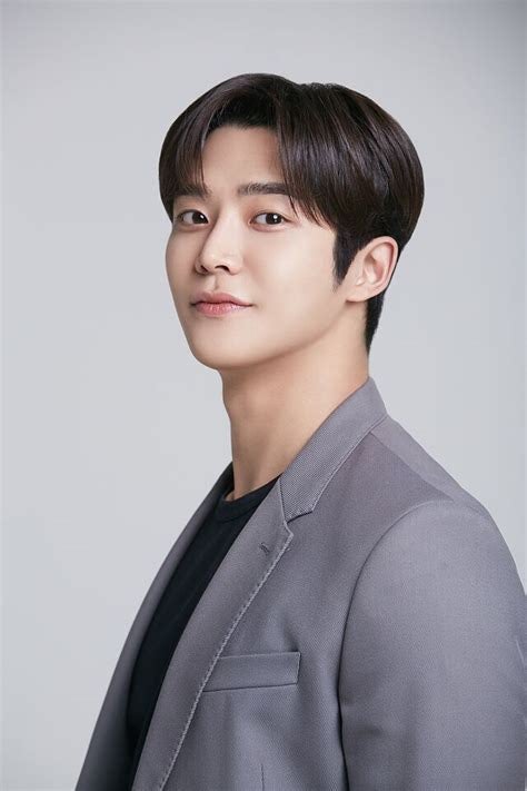 배우 로운 : 매력적인 비주얼이 빛나는 배우