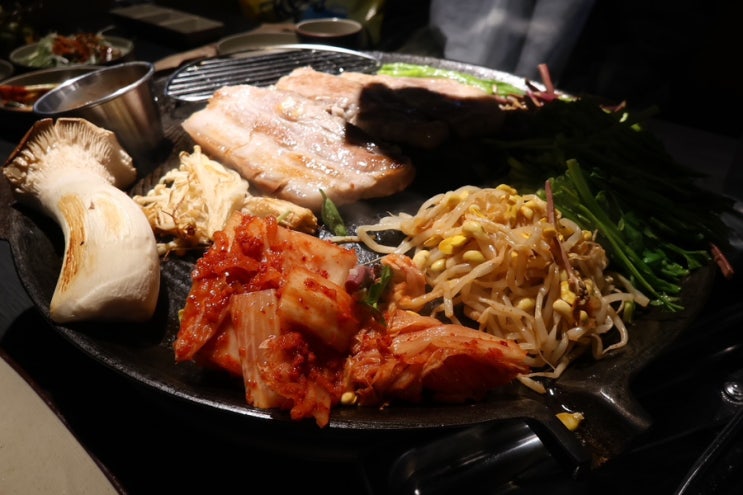 교대맛집 찾는다면? 192시간 숙성한 솥뚜껑삼겹살! 소당깨오겹집 교대본점