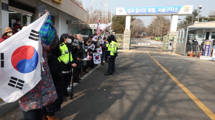 (뉴스인)정진석 비서실장 등 尹 <b>접견</b>에 <b>대통령실 참모</b>들... 