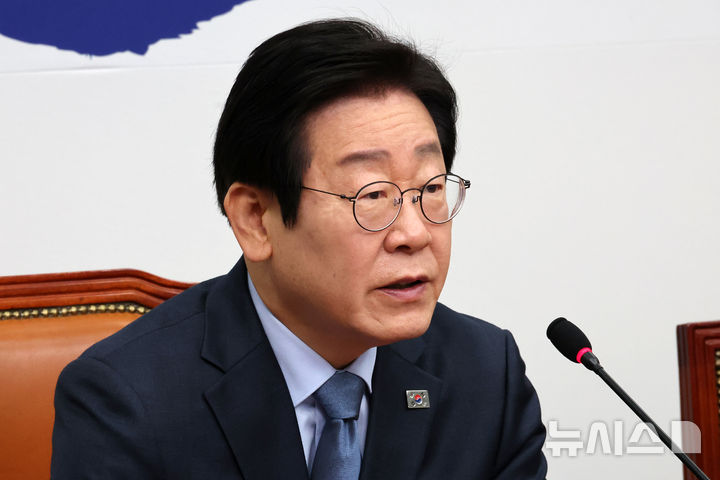 <b>이재명</b>, <b>민생지원금</b> 포대신 <b>추경</b>