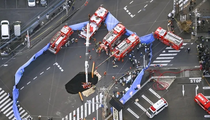 <b>일본</b> 수도권 ‘초대형 <b>싱크홀</b>’ 사태!  70대 <b>운전자</b> 구조 난항... 