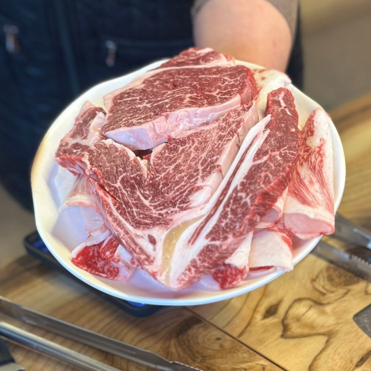  부농정육식당 3인 육사시미 한우소모듬한판600g 한돈오겹살+뒷목살600g 소고기된장라면 리뷰.