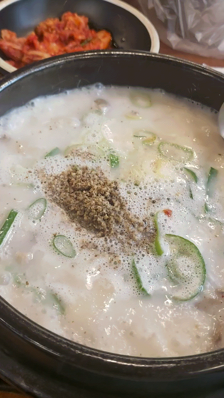  수육과 뜨끈한 국밥이 일품인 24시간 영업 보승회관