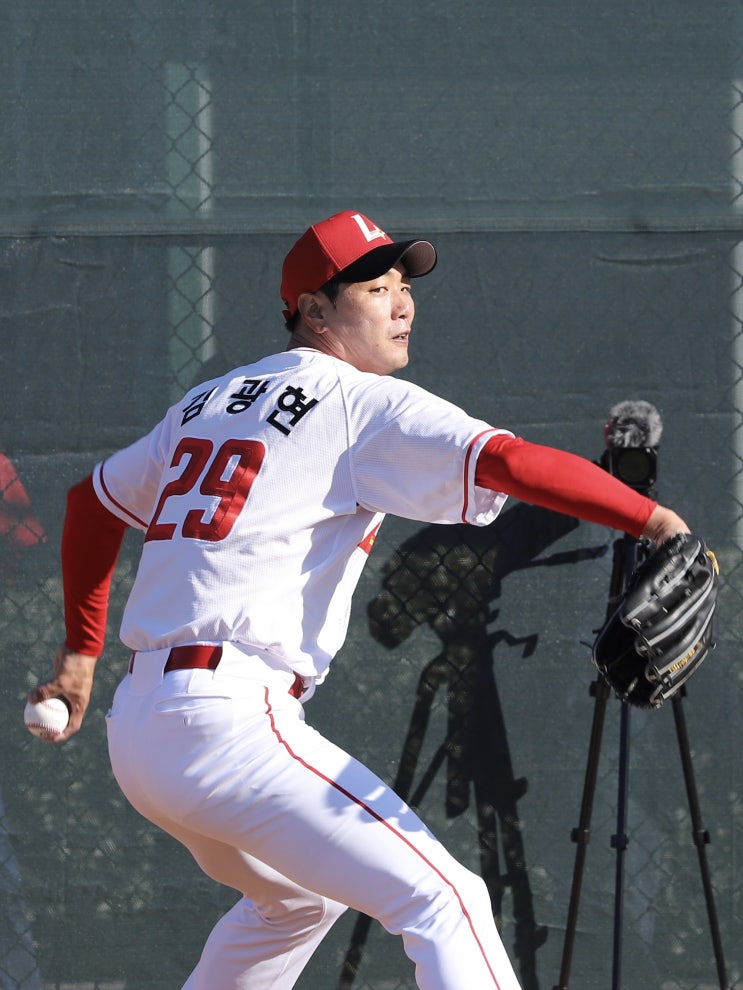 SSG <b>김광현</b>, 시즌 첫 <b>불펜</b> 투구 "몸 상태 점검에 중점"