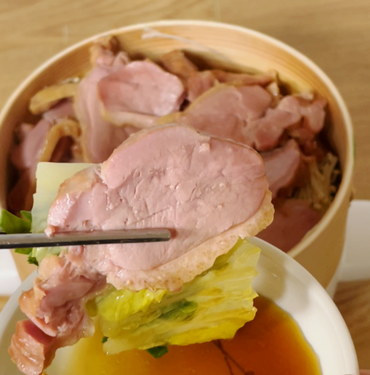 훈제오리찜 부추 알배추 야채찜 훈제오리고기 요리 훈제오리찜 부추 알배추 야채찜 훈제오리고기 요리