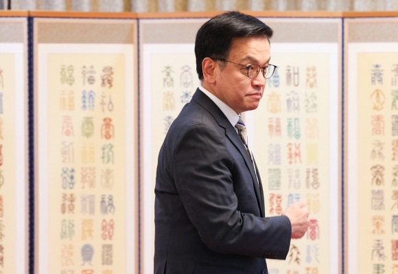 최상목 권한대행, 내란 <b>특검법 거부권</b> 행사…여야 갈등 심화