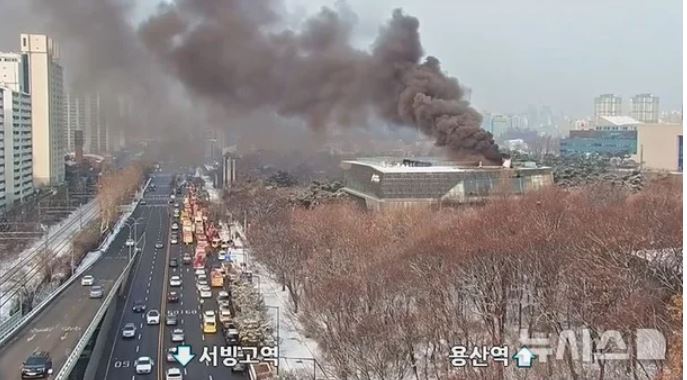 용산 <b>국립한글박물관</b> 옥상서 <b>화재</b>, 소방당국 진화 중