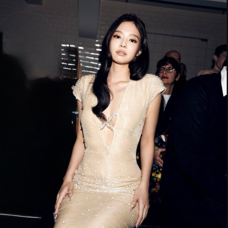  2025 패션위크 찢은 제니 파리 누드톤 드레스 코디