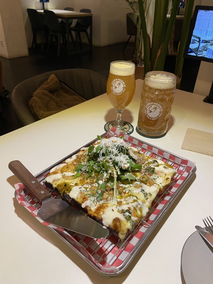  신촌 맛집 추천 ! 직접 양조한 신선하고 다양한 수제맥주와 디트로이트 피자가 맛있는, 에일크루브루잉 신촌점 (feat. 반려동물 동반 식당)