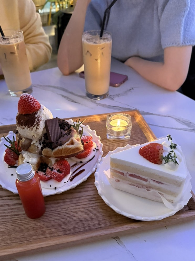  홍대입구역 카페 발코니가든 크로플 맛집!