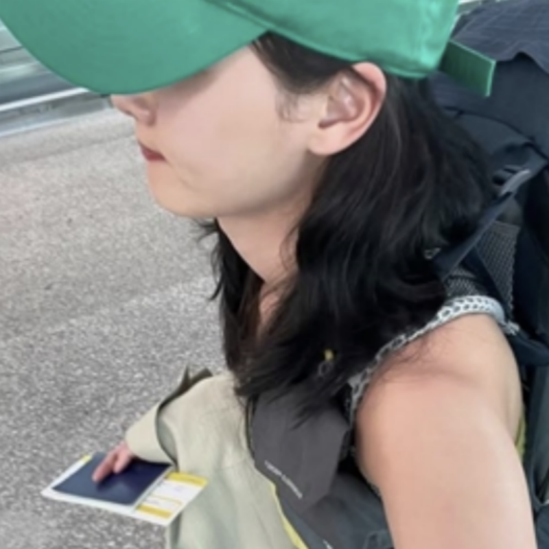 김유정, 배낭 하나 메고 자유롭게…순례길 떠났나?