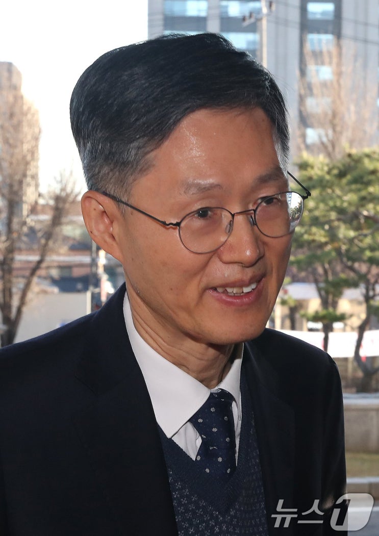 <b>문형배 헌법재판소장</b> <b>대행</b> 논란: 좌편향 발언에 대한 해명과... 