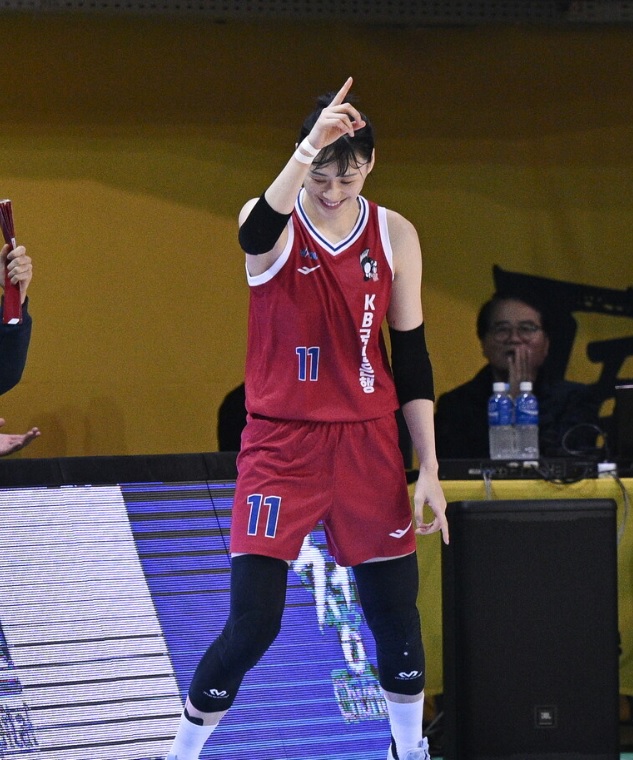 <b>KB</b> 슈터 <b>강이슬</b> 28점 득점, BNK 꺾고 공동4위