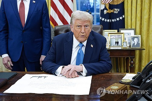 美, 4일부터 캐나다·멕시코에 25% 전면 관세…中에 10% 美, 4일부터 캐나다·멕시코에 25% 전면 관세…中에 10%