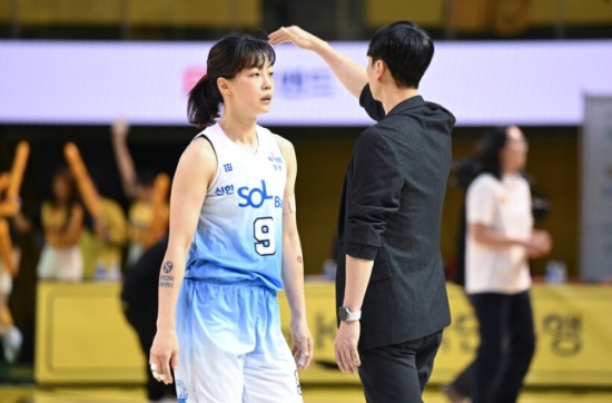 <b>우리</b> 것!’ <b>우리은행</b>, ‘<b>김단비</b> 더블더블’ 앞세워 5<b>연승</b>... 