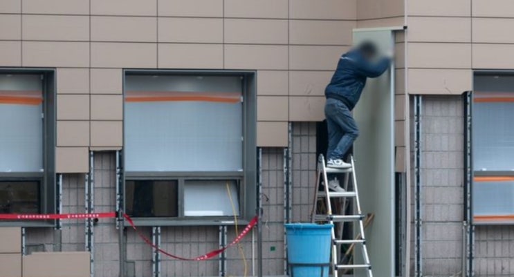 서울<b>서부지법</b> 침입 ‘<b>녹색점퍼남</b>’ 체포… 경찰 “언론사 기자... 